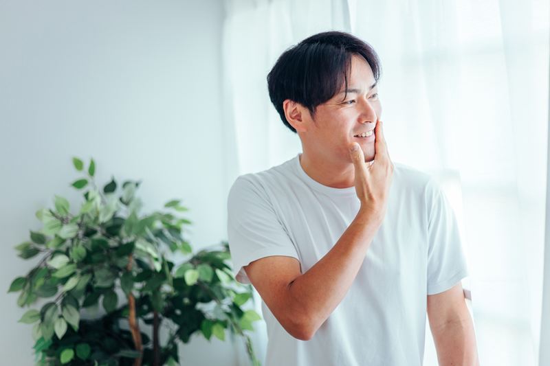 正しい保湿習慣を継続した結果、テカリが抑えられ、肌の内側からふっくらとしたハリを実感する男性。周囲からも「若返った」「清潔感が出た」と評価されるようなポジティブな変化。