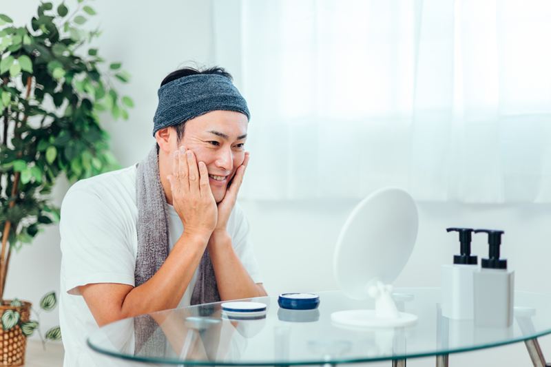 正しい紫外線対策とアフターケアを習慣化し、健康的な肌艶を維持する男性。光老化を防ぐことで手に入れた、清潔感と自信に満ちた40代の大人肌のイメージ。