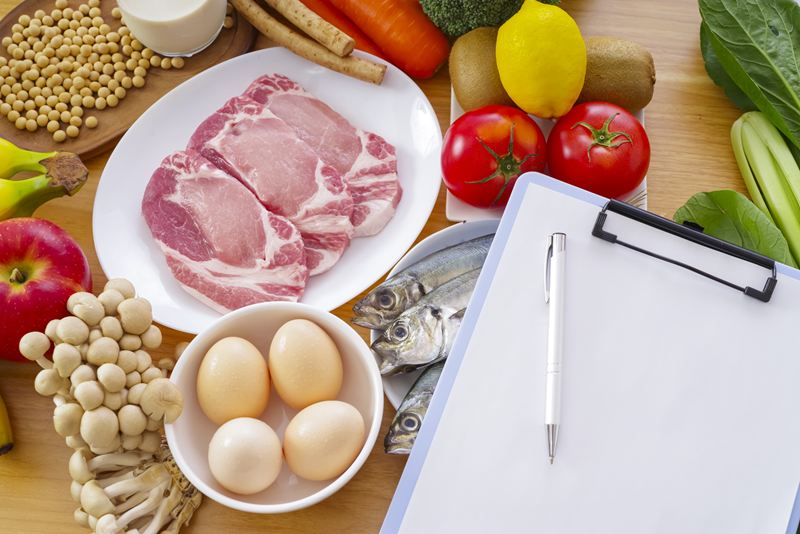 鶏むね肉、卵、ブロッコリー、キウイなど、ハリ肌の材料となる食材。スキンケアだけでなく、「タンパク質×ビタミンC」などの栄養摂取で内側から肌を支える重要性を表現したイメージ。