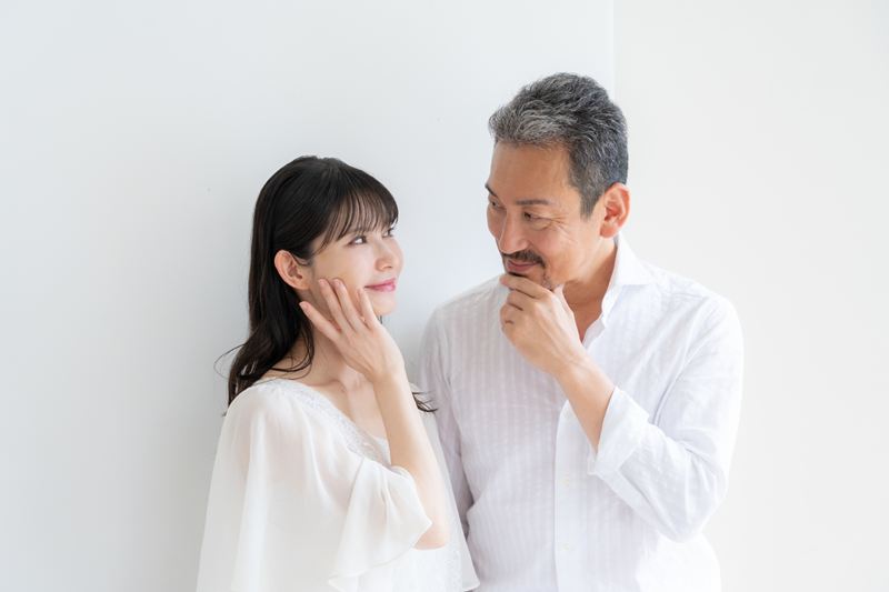 清潔感のある健やかな肌で、自信を持って笑顔で対面する男女。正しいスキンケア習慣によって第一印象が良くなり、ポジティブなコミュニケーションが生まれるシーンを描いたイメージ。