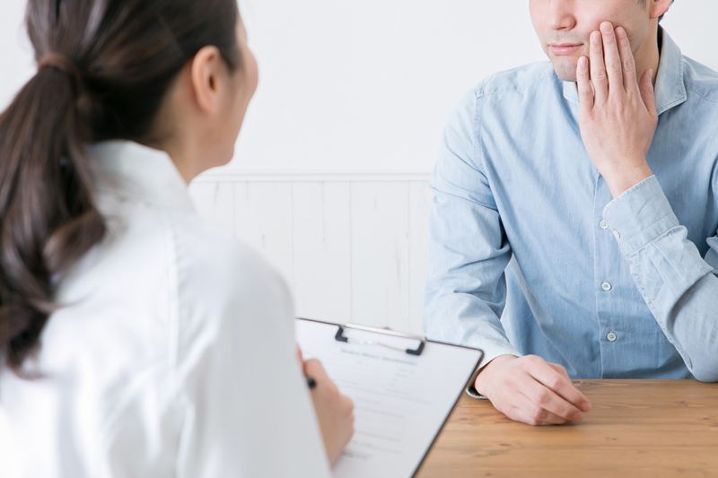 繰り返すカミソリ負けや強い痛みが続く場合に、毛嚢炎などの可能性を考慮して専門家に相談する男性。自己判断せず正しく対処する姿勢を象徴するイメージ。